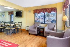 una sala de espera con sillas, mesa y comedor en Econo Lodge Inn & Suites at the Convention Center, en Gatlinburg