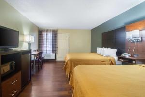 Posteľ alebo postele v izbe v ubytovaní Econo Lodge Inn & Suites at the Convention Center