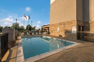 a large swimming pool in front of a building at Sleep Inn Oxford Anniston I-20 in Oxford