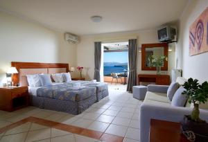 Postel nebo postele na pokoji v ubytování Avantis Suites Hotel