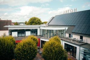 an image of a building with a lot of windows at Hotel Ochsen & Restaurant in Merklingen