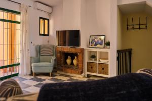 a living room with a fireplace and a tv at Casa Marisa Sancti Petri in Novo Sancti Petri