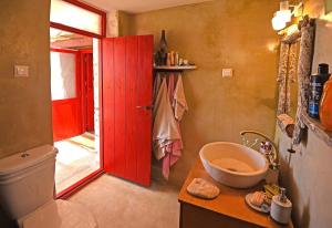 Ванная комната в Traditional stone house 1bedroom, sea view, Syros