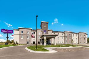 um grande edifício bronzeado com uma torre de relógio em Sleep Inn & Suites Park City-Wichita North em Park City