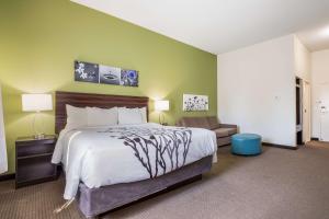 Ένα ή περισσότερα κρεβάτια σε δωμάτιο στο Sleep Inn & Suites Park City-Wichita North