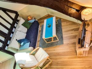 an overhead view of a room with a couch and a table at Cosy'Appart - LE GERVAIS in Rouen