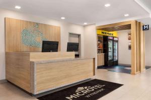 Microtel Inn Suites by Wyndham Lac-Megantic في لاك مغانتيك: لوبي مطعم ماكدونالدز مع صراف