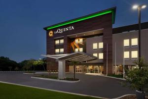 un edificio con un cartello di Aania sulla parte anteriore di La Quinta Inn & Suites by Wyndham San Antonio Seaworld LAFB a San Antonio