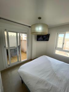 Posteľ alebo postele v izbe v ubytovaní Adosado obra nueva residencial de lujo + 27 fotografií
