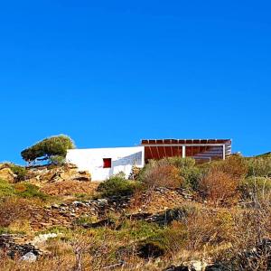 un edificio en la cima de una colina en Traditional stone house 1bedroom, sea view, Syros en Syros