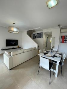 Televízia a/alebo spoločenská miestnosť v ubytovaní Adosado obra nueva residencial de lujo