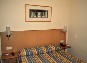 Llit o llits en una habitació de Hotel España