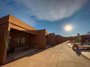 um edifício com o sol no céu em Ittai Hotel em San Pedro de Atacama