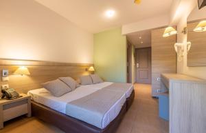 Postel nebo postele na pokoji v ubytování Akti Beach Club