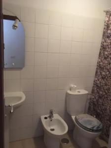 een badkamer met een toilet en een wastafel bij 124 PORIS DE ABONA Holiday Home by Sunkeyrents in Santa Cruz de Tenerife