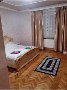 a bedroom with a bed and a wooden floor at Arbeiterquartiere in Wien Donaustadt mit Gemeinschaftsküche und -bad - Hacklerzimmer in Vienna