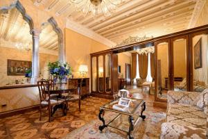 Posezení v ubytování Hotel Ai Reali - Small Luxury Hotels of the World