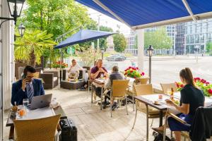 Oaspeți care stau la Hotel Euler Basel