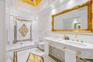 Ett badrum på Hotel Ai Reali - Small Luxury Hotels of the World