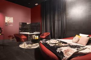 Katil atau katil-katil dalam bilik di Legend Majestic Superbe Love Room - Jacuzzi - Champagne - Romantisme - parking privé