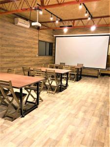 Guesthouse YadoyaDOYA商务区和/或会议室