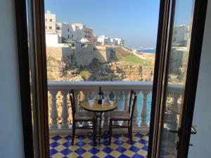 uma mesa e cadeiras com vista para um castelo em Suite a mare - Casa della Poetessa em Polignano a Mare