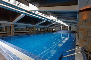 Trinity Residence Bansko内部或周边的泳池