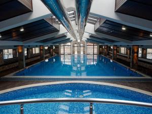 Trinity Residence Bansko内部或周边的泳池