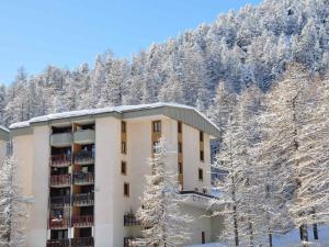 a building with snow covered trees in front of a mountain at Appartement Montgenèvre, 3 pièces, 6 personnes - FR-1-445-6 in Montgenèvre