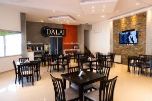 Um restaurante ou outro lugar para comer em Hotel Dalai