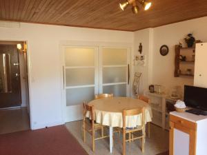 a kitchen with a table and chairs in a room at Studio Montgenèvre, 1 pièce, 4 personnes - FR-1-445-90 in Montgenèvre