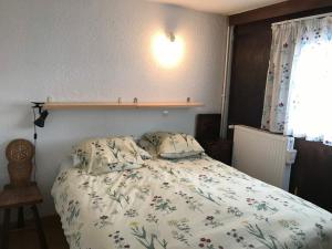 モンジェネヴルにあるAppartement Montgenèvre, 3 pièces, 6 personnes - FR-1-445-91のベッドルーム1室(壁に棚が付いたベッド1台付)