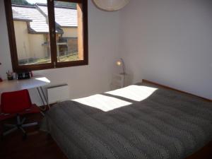 モンジェネヴルにあるAppartement Montgenèvre, 3 pièces, 6 personnes - FR-1-445-103のベッドルーム1室(ベッド1台、デスク、窓付)