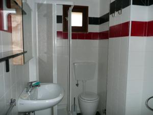 モンジェネヴルにあるAppartement Montgenèvre, 3 pièces, 6 personnes - FR-1-445-103の小さなバスルーム(トイレ、シンク付)