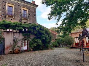 vista esterna di un edificio con vialetto di ghiaia di la Rocca delle Rose a Zafferana Etnea