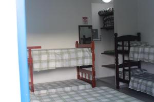 Ein Etagenbett oder Etagenbetten in einem Zimmer der Unterkunft Pousada Flor de Aurora Bertioga