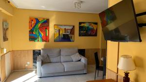 A seating area at Apartamentos Torr en Madrid - Chamartín
