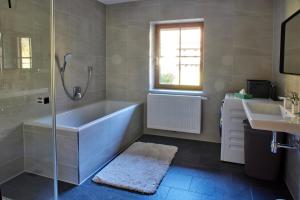 Kúpeľňa v ubytovaní Frein Chalets - Wildalm