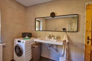 Kúpeľňa v ubytovaní Frein Chalets - Wildalm + 37 fotografií