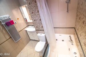 A bathroom at The Pearl Apartment Varna Még 35 kép