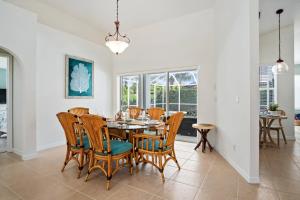 een eetkamer met een tafel en stoelen bij Tahiti House in Marco Island