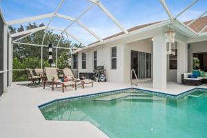 een zwembad in de achtertuin van een huis bij Tahiti House in Marco Island