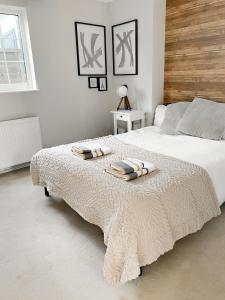 מיטה או מיטות בחדר ב-Luxury & Spacious 2 Bed Annex with Private Garden
