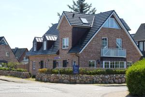a large brick house with a gambrel roof at Luk Hüs in Westerland (Sylt)