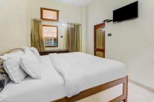 Llit o llits en una habitació de Hotel K V PALACE