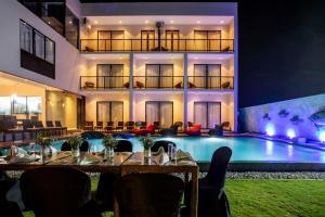 um restaurante com piscina em frente a um edifício em Beach & Bliss Mirissa em Mirissa