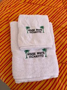 dos toallas sentadas encima de una cama en HOUSE WHITE VICHAYITO BEACH, en Vichayito