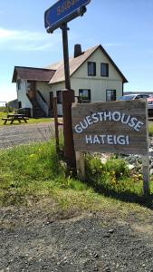 una señal en el lado de una carretera frente a una casa en Guesthouse Hateigi 3, en Hella