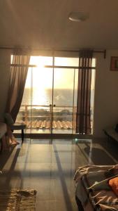 1 dormitorio con vistas al océano desde una ventana en HOUSE WHITE VICHAYITO BEACH, en Vichayito