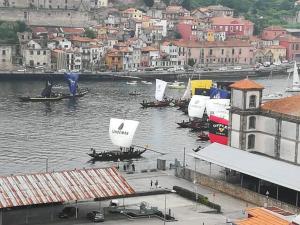 un gruppo di barche in acqua vicino a una città di Oportobestview - TopLoft a Porto